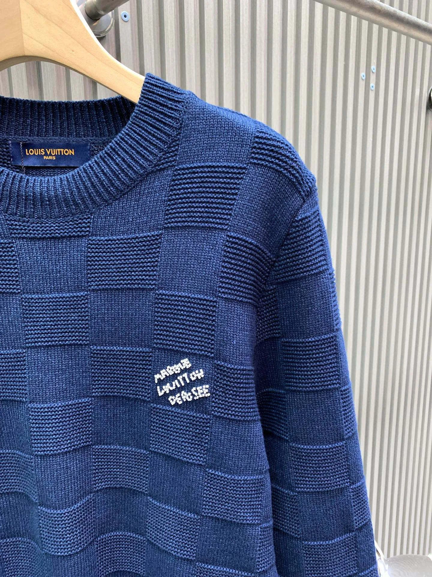 🅿️400 🀄️ Louis Vuitton Louis Vuitton LV/Louis Vuitton 2025SS large element classic checkered embroidered white label New wool stitched knitted sweater Unisex logo embroidered pin decorated checkerboard round neck pullover sweater Rare new checkerboard knitted sweater is simple, elegant and clean The imported woolen sweater yarn is treated with mercerization process to make the fabric smooth and bright, close to the skin, warm and breathable The soft and delicate touch brings extremely comfortable wearing experience. The rich texture of the checkerboard pattern is matched with the white logo embroidery of the same color yarn and Behringer embroidery on the chest. The eye-catching metal pin details are decorated on the chest. The finishing touch of the entire sweater on the chest perfectly interprets the fashionable new trend of the season. Whether it is worn alone or paired with an inner layer, it is a must-have for men and women.